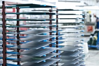 Szkło lakierowane metodą ceramiczną, oczekujące na proces hartowania.