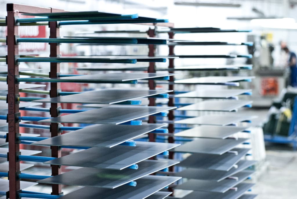 Szkło lakierowane metodą ceramiczną, oczekujące na proces hartowania.