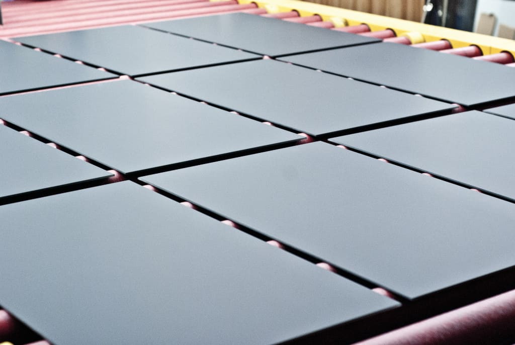 Szkło lakierowane metodą ceramiczną po procesie hartowania.