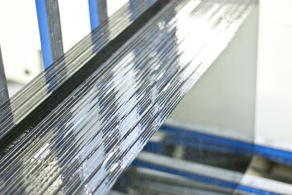 Szkło po procesie szlifowania przygotowane do dalszego procesu malowania.