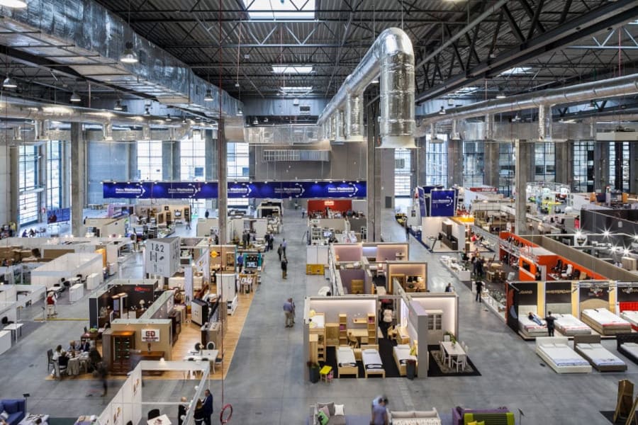 Wrześniowe targi mebli w Ostródzie. Z opinii sporej grupy przybyłych na targi przedstawicieli salonów meblowych przebijały nuty umiarkowanego optymizmu.