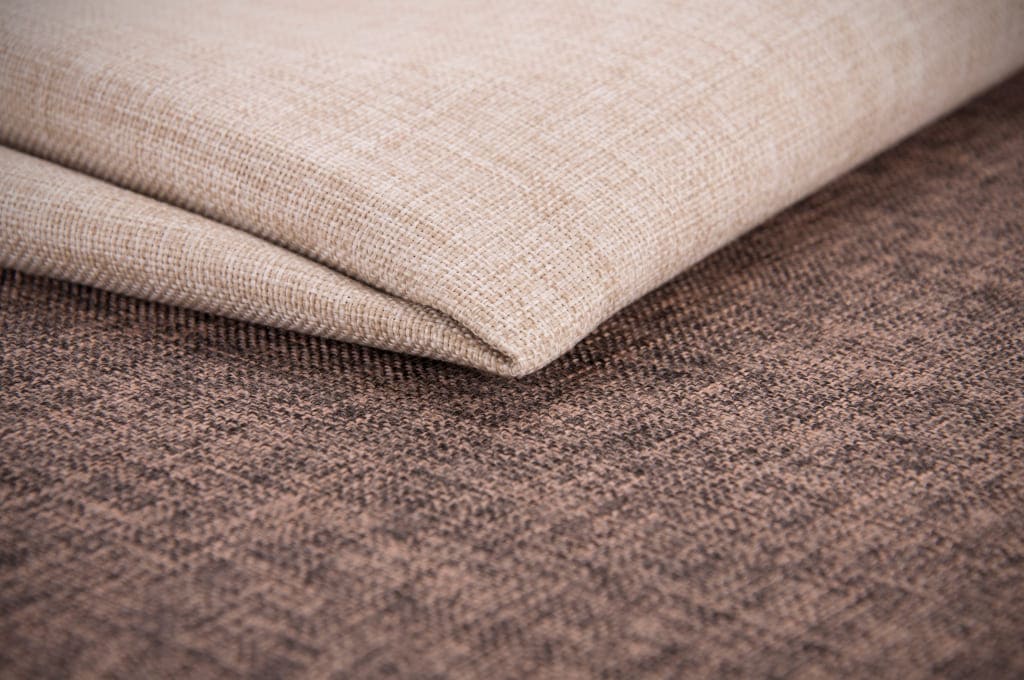 Ciekawa i prosta struktura tkaniny „Boston” firmy Runotex oraz naturalne kolory w tonacjach lnianych beżów, ciepłych brązów i głębokich grafitów.