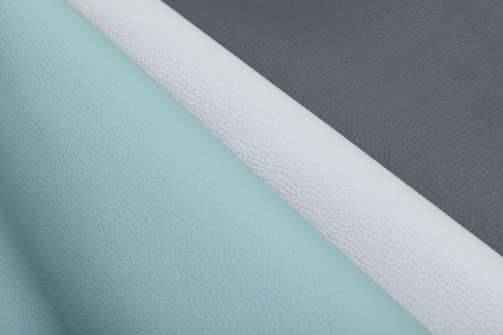 Tkanina „Vienna” z Magic Home Collection firmy Fargotex. Jest to ekoskóra wyglądająca niczym skóra naturalna.