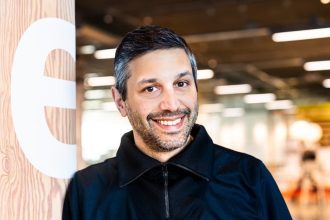 Tolga Öncü, kierownik ds. operacji detalicznych, Grupa Ingka (IKEA) o tym, że IKEA obniża ceny na wielu rynkach na świecie.