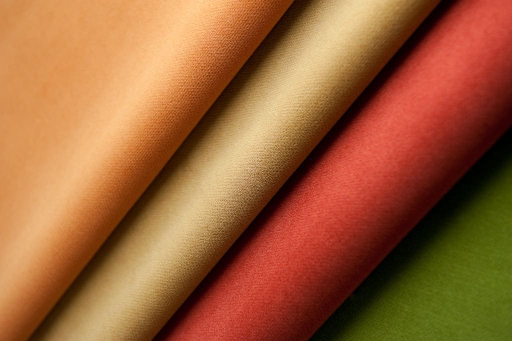 „Tosca” firmy Runotex z kolekcji Magiclean jest materiałem nowej generacji. To oryginalna tkanina welurowa wysokiej jakości, niezwykle miękka i przyjemna w dotyku.