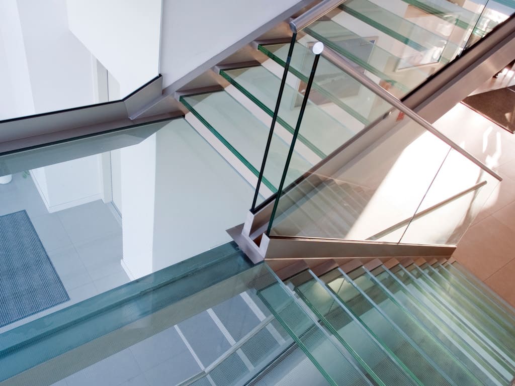 Trójwarstwowe szkło laminowane firmy M Glass zamontowane na stelażu ze stali nierdzewnej. Na wierzchniej warstwie nałożono sitodruk z antypoślizgiem.