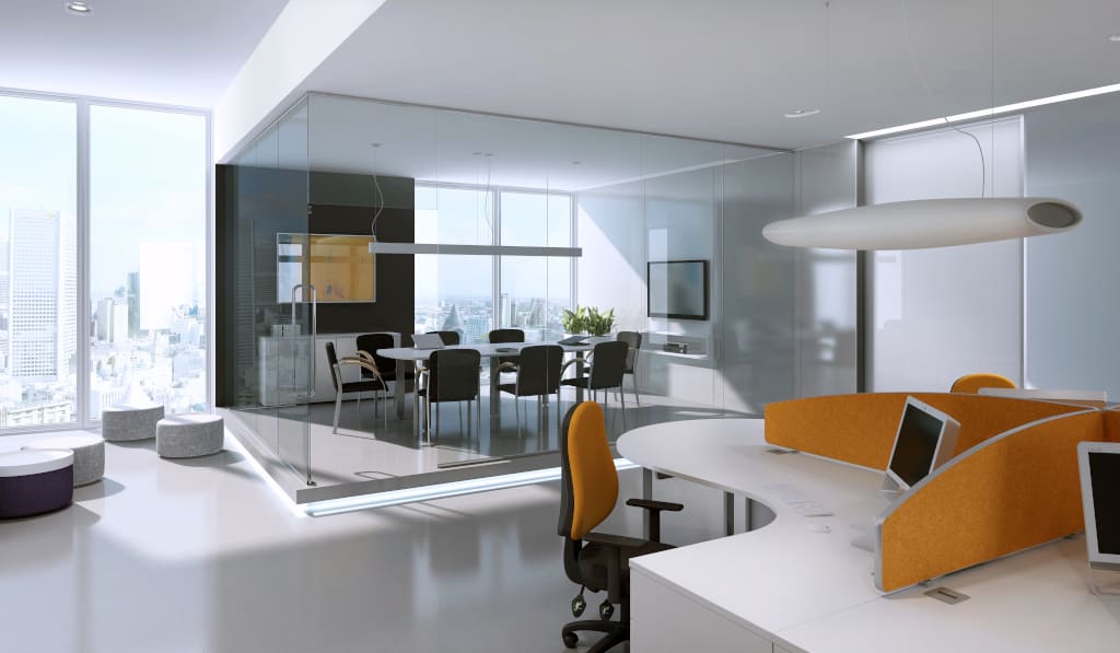 Przestrzeń biurowa wyposażona meblami firmy Ultra Plus. Prezentowane na pierwszym planie krzesło obrotowe „Delta” ma obszerne, ergonomiczne siedzisko i oparcie, zapewniające wysoki komfort pracy.