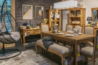 Rynek mebli skrzyniowych wobec inflacji to temat analizy B+R Studio Tomasz Wiktorski. Zdjęcie przedstawia wnętrze skleu sieci Agata.