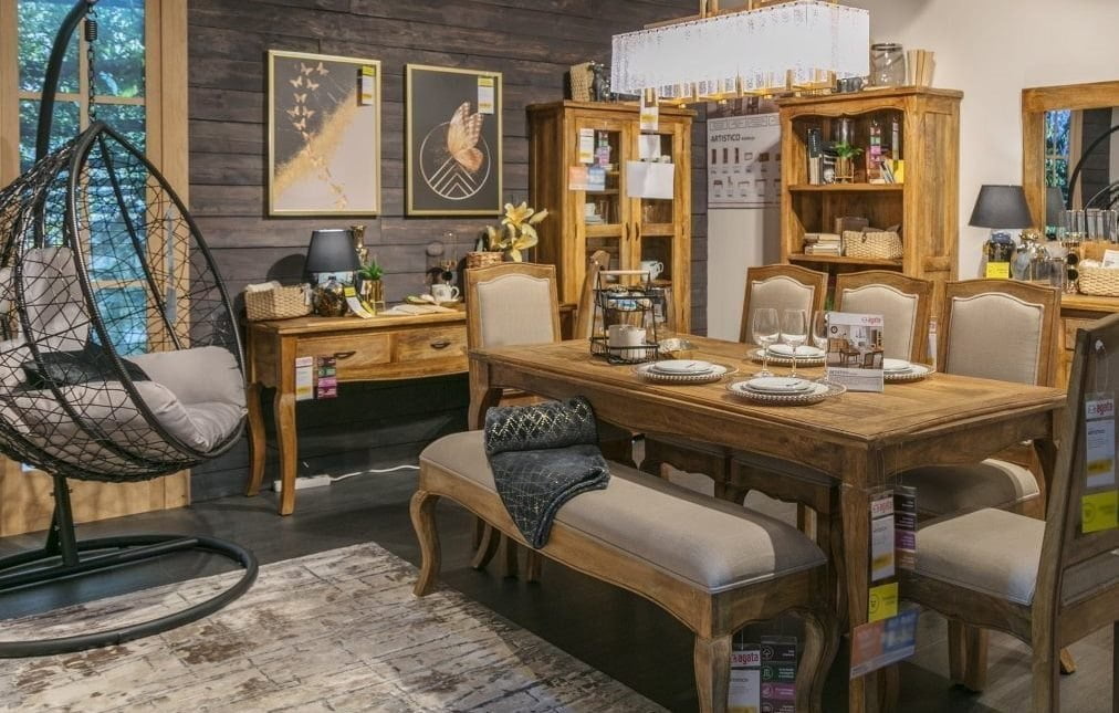 Rynek mebli skrzyniowych wobec inflacji to temat analizy B+R Studio Tomasz Wiktorski. Zdjęcie przedstawia wnętrze skleu sieci Agata.