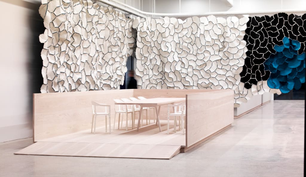 Instalacje z „Clouds” (proj. Ronan i Erwan Bouroullec, prod. Kvadrat) dobrze sprawdzają się w przestrzeniach publicznych.