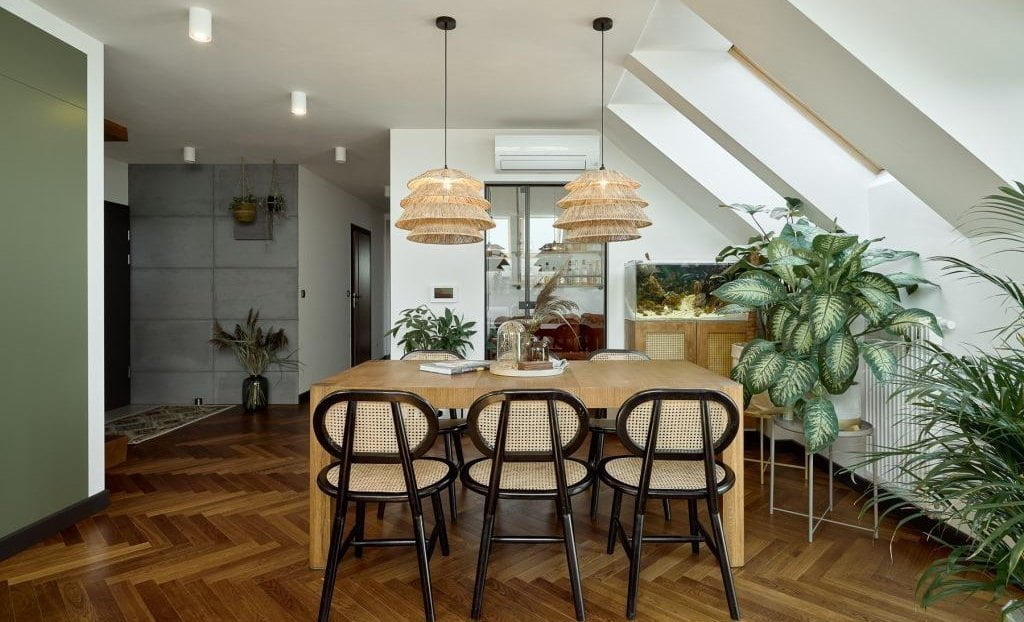 Jadalnia w stylu urban jungle.