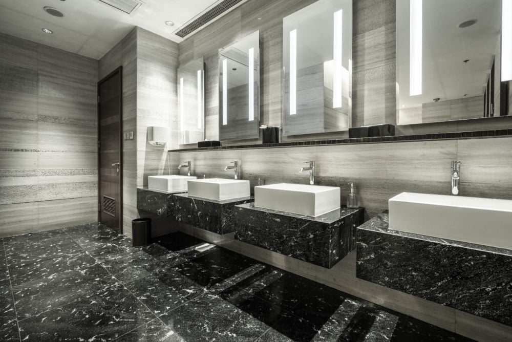 Łazienka w biurze, szara łazienka w przestrzeni publicznej