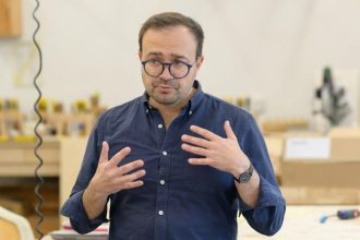 Jakub Szczęsny, projektant i doradca artystyczny Paged Meble, podczas wykładu w School of Form.