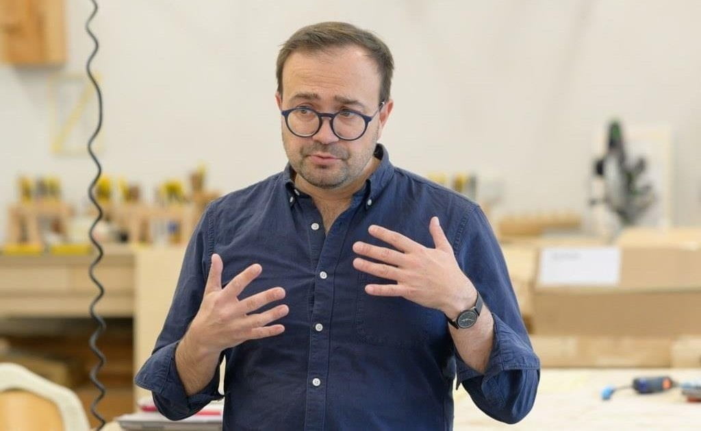 Jakub Szczęsny, projektant i doradca artystyczny Paged Meble, podczas wykładu w School of Form.