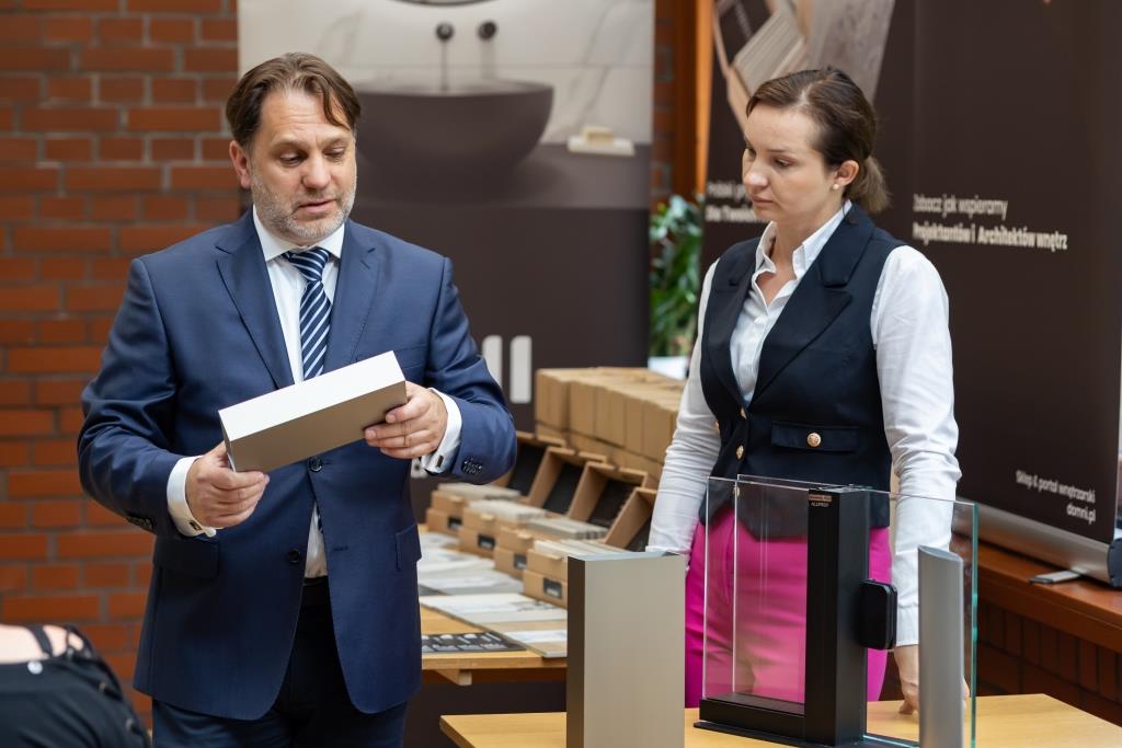 O możliwościach tworzenia ścian z aluminium i ze szkła mówił Kamil Kasierski z firmy Aluprof, uzmysłowiając architektom wnętrz, jak ważna jest praca w zespołach interdyscyplinarnych. Jego wystąpienia z uwagą wysłuchała organizatorka Let's Archi! – Monika Staniec.