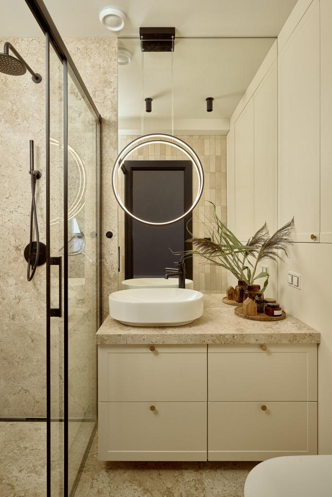 Łazienka w stylu ubran jungle.