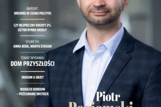 Okładka miesięcznika BIZNES.meble.pl - wydanie październik 2023. Piotr Poziomski, prezydent Polskiej Izby Gospodarczej Przemysłu Drzewnego. Fot. Tomasz Markowski.