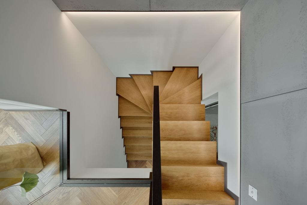 Schody w mieszkaniu w stylu miejskiej dżungli.