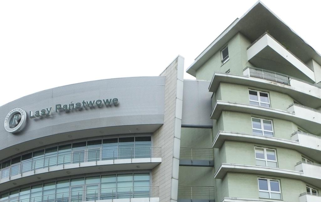 Jednym z tematów poruszonych w debacie wyborczej była prywatyzacja Lasów Państwowych. Na zdjęciu siedziba Lasów Państwowych. Fotografia autorstwa - Panek - Praca własna. Źródło: Wikipedia.