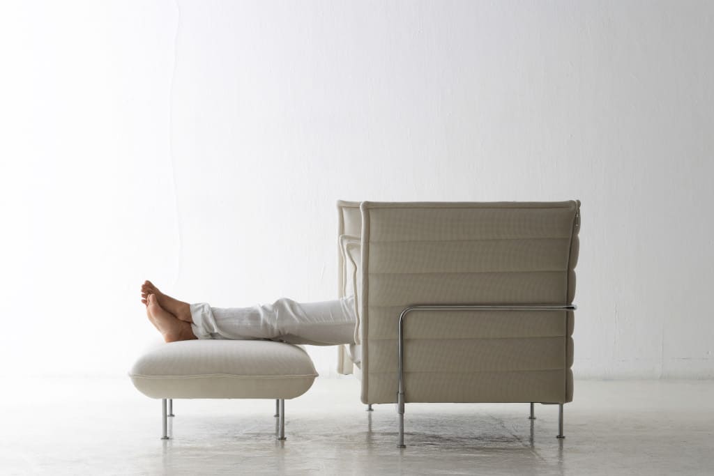 Sofa „Alcove” (proj. Ronan i Erwan Bouroullec, prod. Vitra) pozwala wydzielić w przestrzeniach open space intymne przestrzenie do pracy lub wypoczynku.