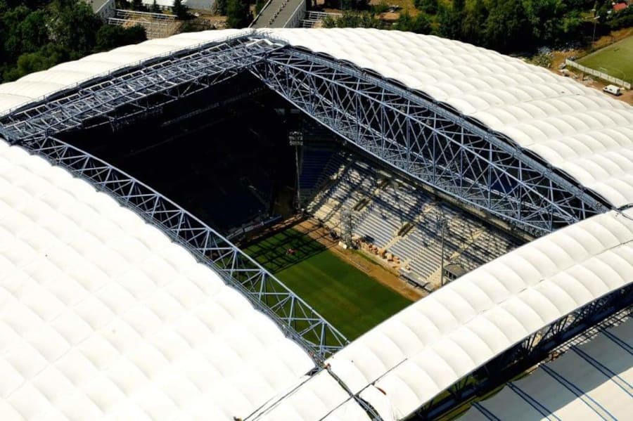 Stadion Miejski w Poznaniu jako pierwszy z polskich stadionów jest już gotowy do przyjęcia piłkarzy podczas Euro 2012. Pomieści 43 tys. widzów.