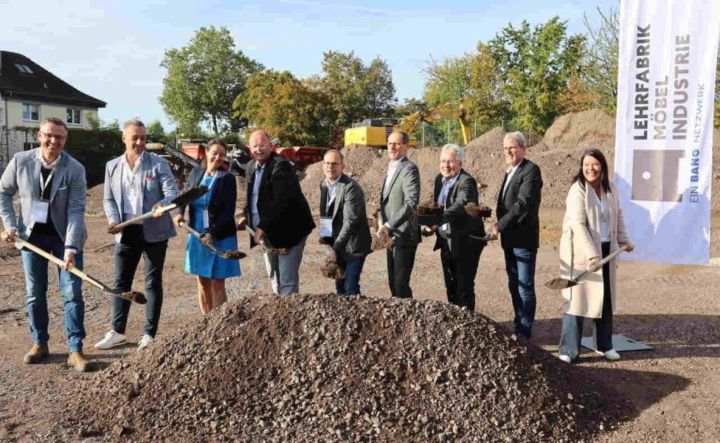 Fabryka szkoleniowa branży meblarskiej w Niemczech - uroczyste wmurowanie kamienia węgielnego.