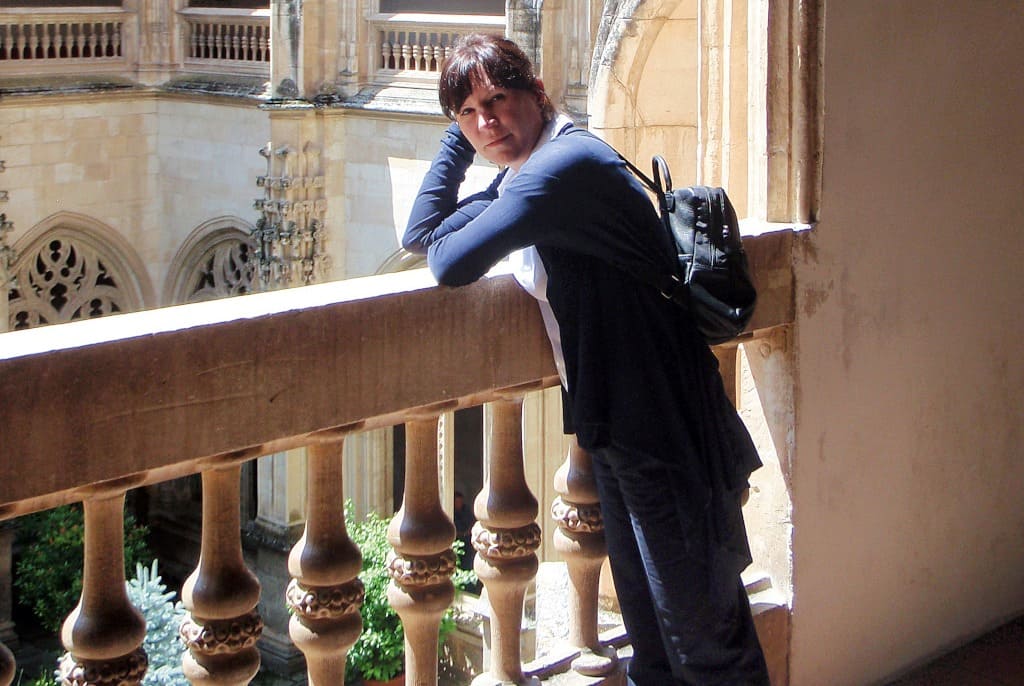 Jest ciekawa świata i ludzi. Lubi przyglądać im się z uwagą, również w chwilach wolnych od pracy.