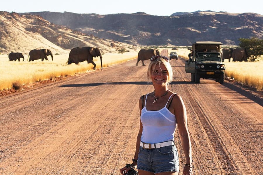 Ukochana Afryka – Namibia. W tle słonie górskie.