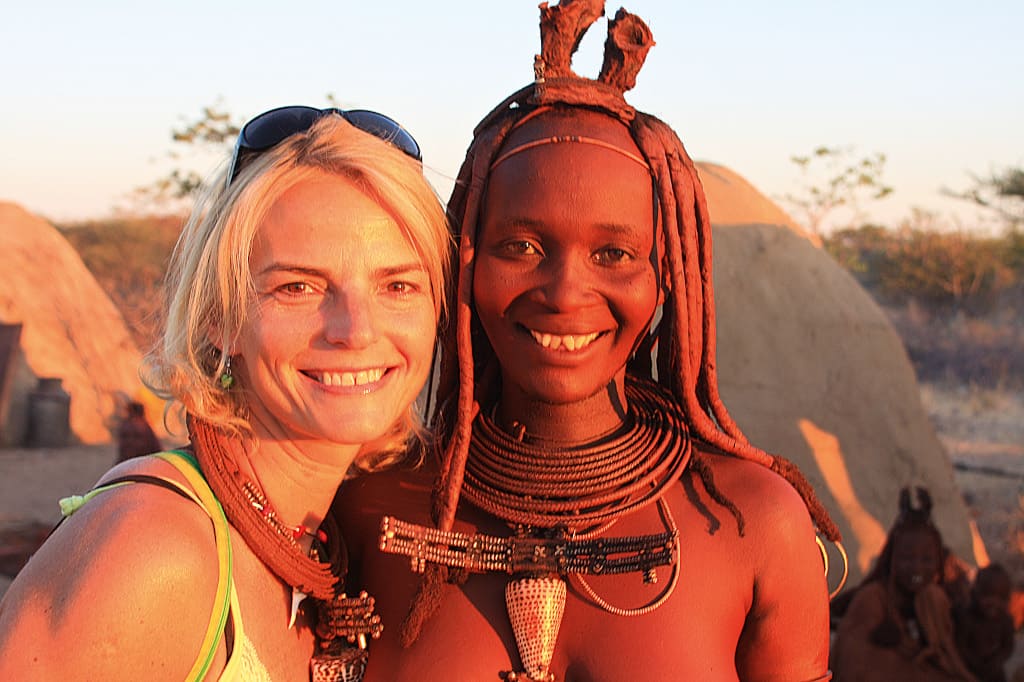 Beata Osiecka u koleżanek z plemienia Himba, w Namibii.