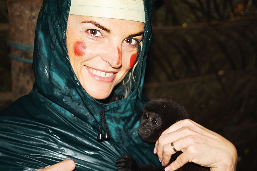 Beata Osiecka w dżungli amazońskiej z troszkę przestraszoną małpką.