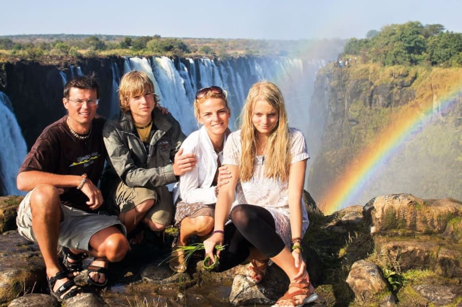 Rodzina w komplecie przy wodospadach Wiktorii.