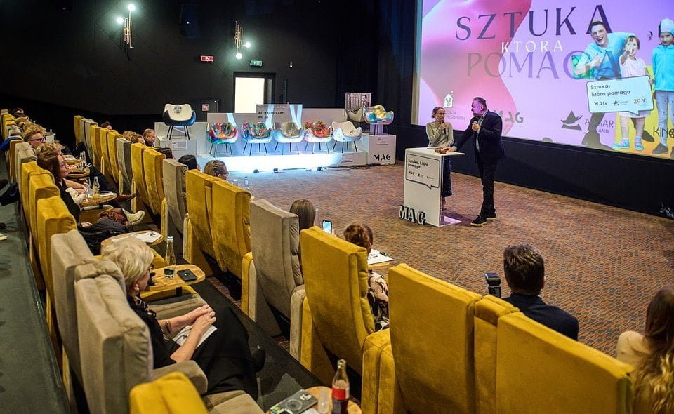 Fotele RM58 na aukcji finałowej projektu Recykling Art: Sztuka kocha design.