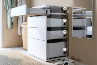 IKEA zmniejsza ryzyko przewracania się mebli - na zdjęciu komoda VIHALS.