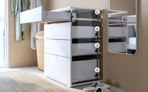 IKEA zmniejsza ryzyko przewracania się mebli - na zdjęciu komoda VIHALS.