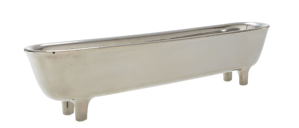 Przypominająca staroświecką wannę donica na kwiaty to jeden z pierwszych projektów, który Inga Sempé zrealizowała dla Ligne Roset.