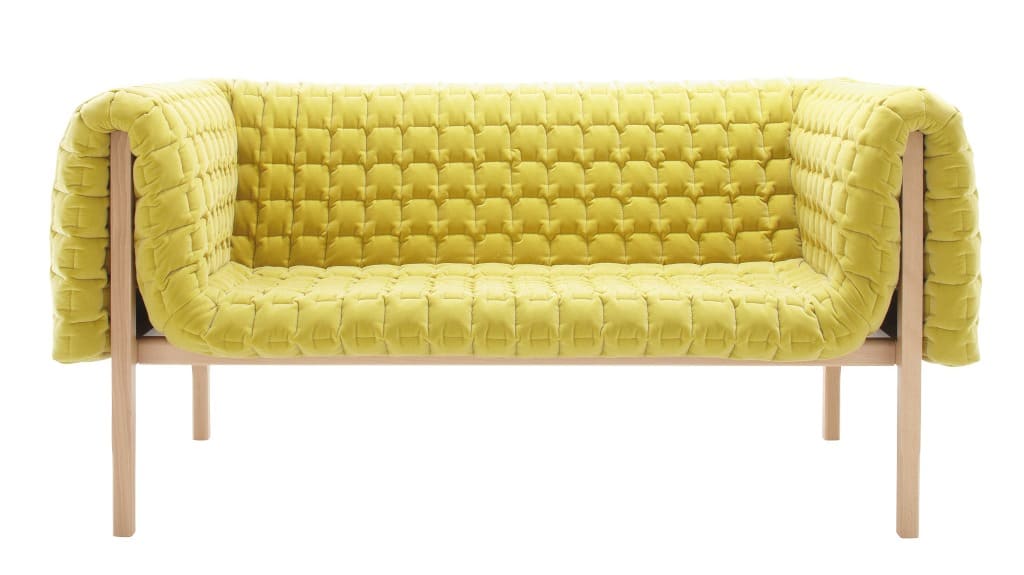 Sofa „Ruché” (proj. Inga Sempé) w założeniu projektantki miała być niebanalnym, niewielkim i lekkim meblem do małych mieszkań. Stąd m.in. wersja bez tapicerki na jednym końcu, pełniącym rolę stolika.