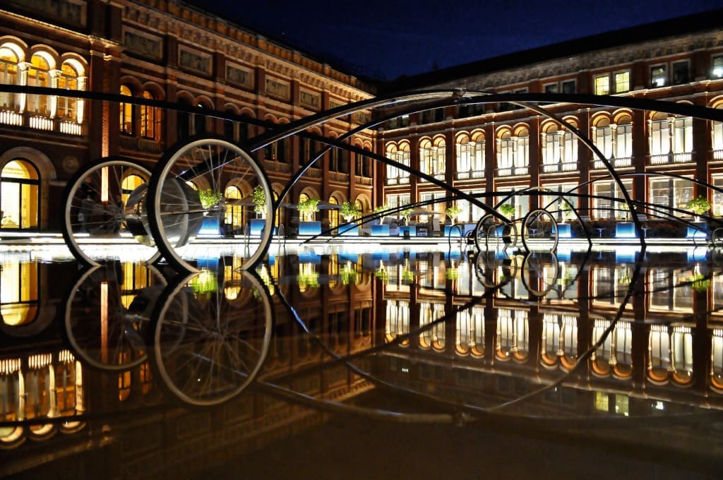 Instalacja ze stalowych profili „Blow & Roll”, przypominająca zastygłą w bezruchu fontannę, zdobiła podczas ubiegłorocznego London Design Festival dziedziniec Victoria & Albert Museum.