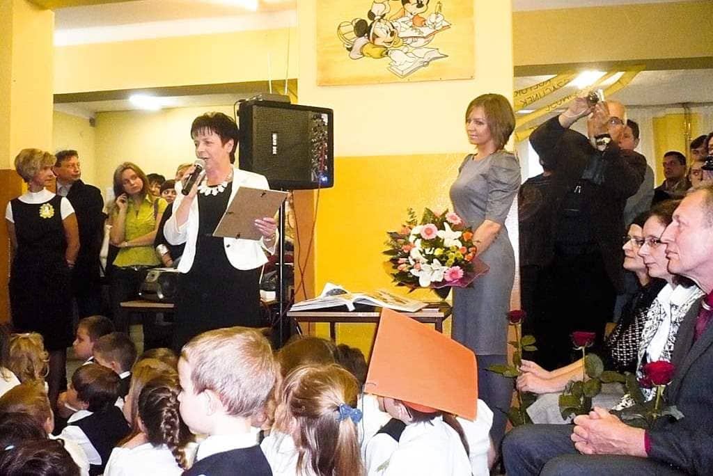 Ślubowanie klas pierwszych w SP nr 5 w Ozorkowie, której patronuje Interprint Polska. Iwona Łuczak-Szymańska odbiera dyplom dla firmy Interprint.