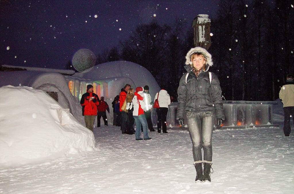 Na wyprawie z mężem do malowniczej Finlandii, do Rovanemi i za koło podbiegunowe. Na zdjęciu: w wiosce lodowej.