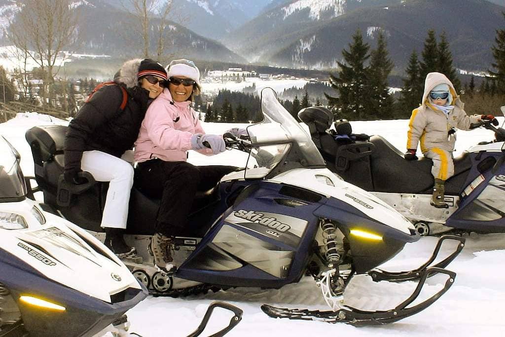 Z przyjaciółką Ewą i synkiem podczas rodzinno-koleżeńskiego wyjazdu w polskie góry. Przed wyprawą skuterami śnieżnymi.