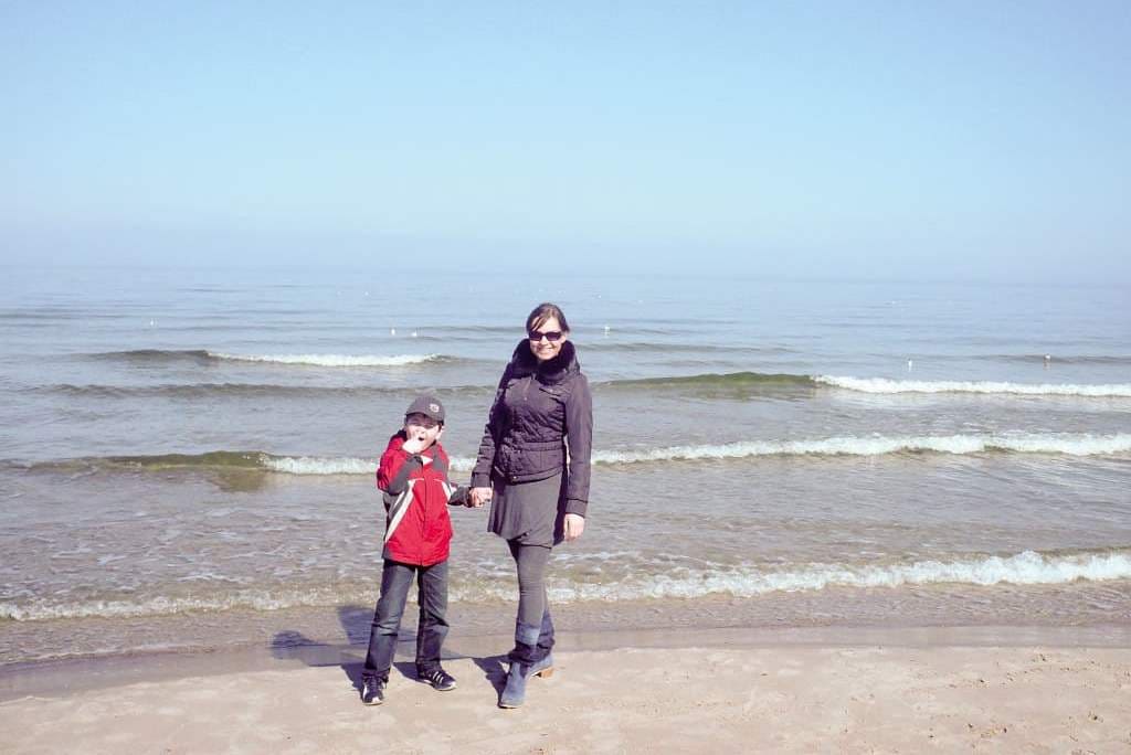 Iwona Łuczak-Szymańska uwielbia morze i rodzinne wyjazdy nad Bałtyk. Na zdjęciu z synkiem Oliwierem.