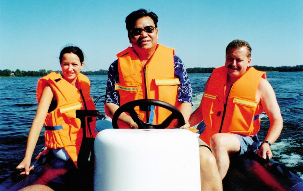 Joanna Matkowska-Kominiak z ambasadorem Laosu w Polsce i tatą na motorówce na jeziorze w Bornem Sulinowie.