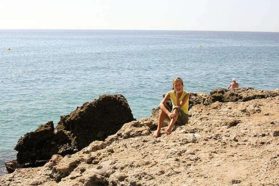 Zatoki krystalicznie czystej wody zachwycają panią Joannę. Na zdjęciu: podczas wakacji w Andaluzji, Hiszpania.