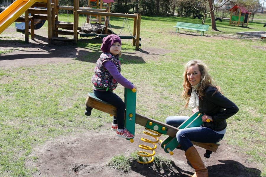 Joanna Matkowska-Kominiak z 5-letnią córeczką Tatianą na placu zabaw.