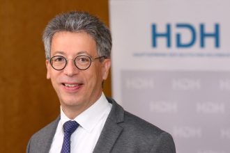 Johannes Schwörer pozostaje prezesem HDH.