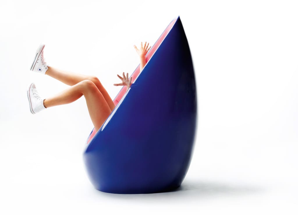 W fotelu „Koop” firmy Martela (proj. Karim Rashid) mamy poczuć się równie bezpiecznie i komfortowo co w łonie matki.