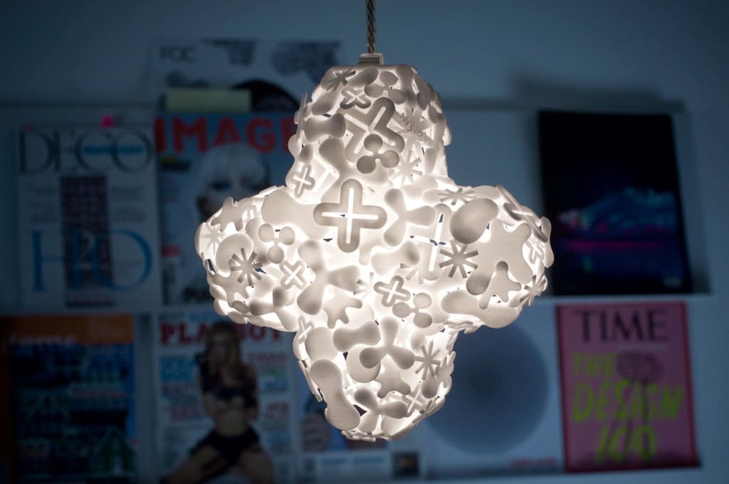 Symbole Karima Rashida zebrane w jedność – lampa „Cross” dla firmy Freedom of Creation.