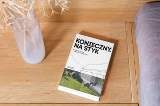 Takiej książce o architekturze jeszcze w Polsce nie było - „Konieczny. Na styk. Prawdziwe historie o ludziach i architekturze”, której autorami są Piotr Kozanecki, Bartosz Paturej jest już dostępna w sprzedaży.