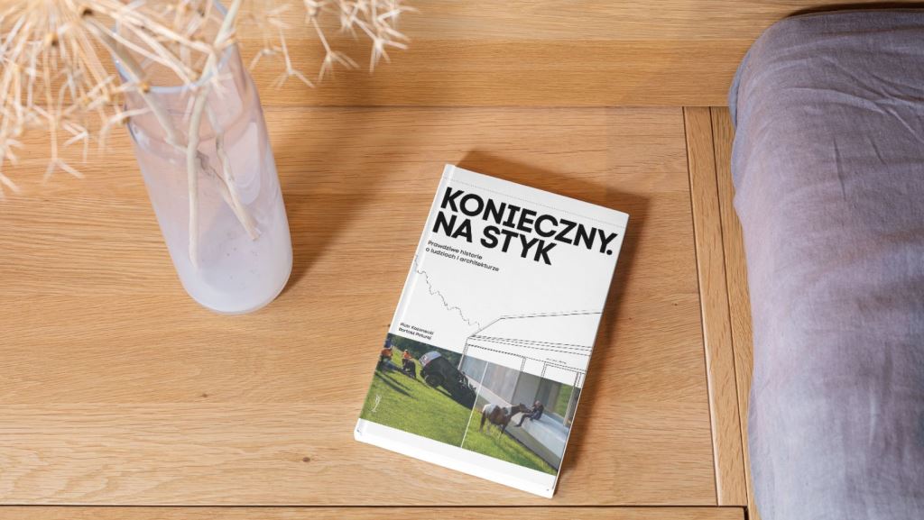 Takiej książce o architekturze jeszcze w Polsce nie było - „Konieczny. Na styk. Prawdziwe historie o ludziach i architekturze”, której autorami są Piotr Kozanecki, Bartosz Paturej jest już dostępna w sprzedaży.