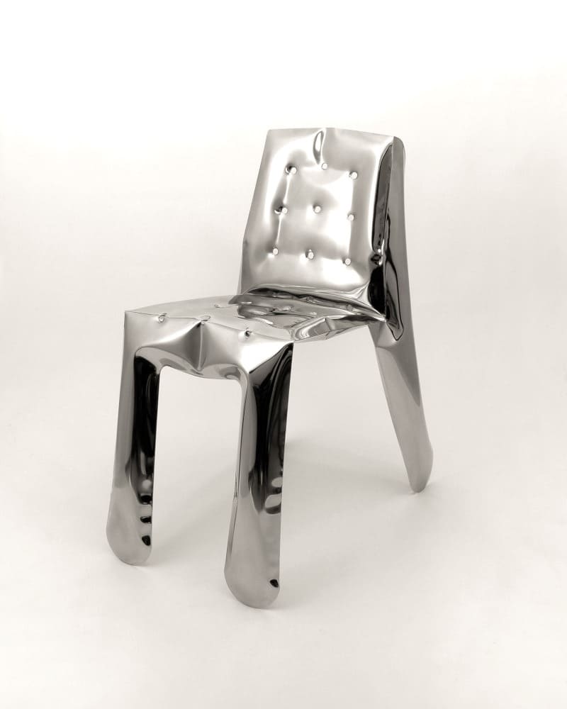 Krzesło „Chippensteel” (proj. Oskar Zięta) to połączenie tradycji i nowoczesności – wyglądem kojarzy się z klasycznym pikowanym meblem, ale technologia jego powstania to już kwestia przyszłości.